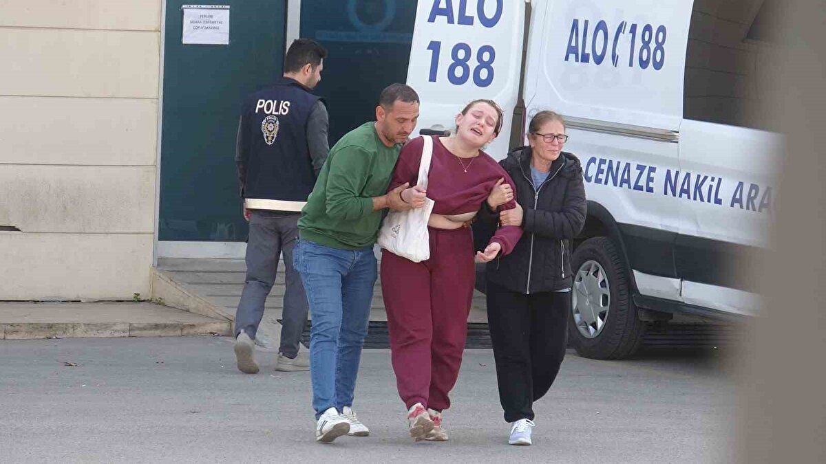 Sinir krizi geçiren anneyi yakınları teselli etmeye çalıştı. Talihsiz kadının cenazesinin teslimi sırasında annesi ayakta durmakta zorlandı. 