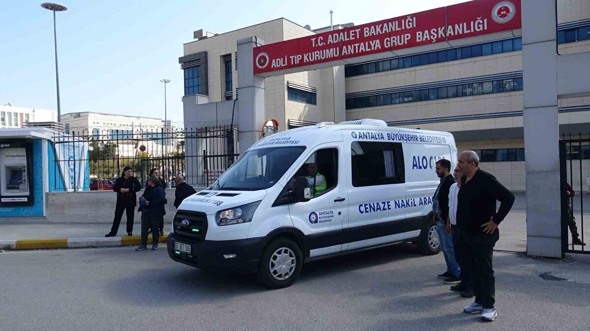 Cenazesi teslim alındı<br><br>112 Acil Sağlık ekipleri sırtında, karnında ve vücudunun birçok yerinde satırla kesi darbeleri bulunan genç kadının hayatını kaybettiğini belirledi. İddiaya göre ise eşinin bıçaklı saldırısından dolayı yaralı olduğu belirtilen Halit Can Sakman ise polis ekiplerine teslim olurken, tedavi edilmek üzere ilk müdahalesinin ardından ambulansla hastaneye kaldırıldı.