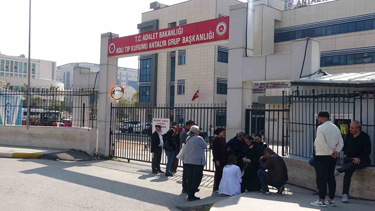 Cenaze aracının yanında duvar dibine çöken annenin yardımına akrabaları koştu. 