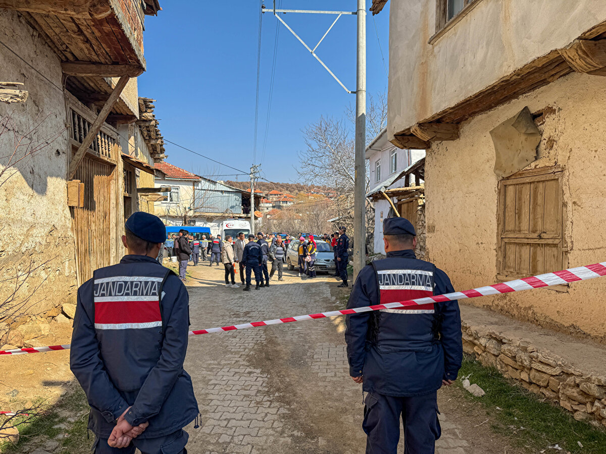 Mehmet I. daha sonra tüfek sesini duyup evden çıkan Mustafa Y'nin eşi Fatma Y'yi (61) silahla vurdu.