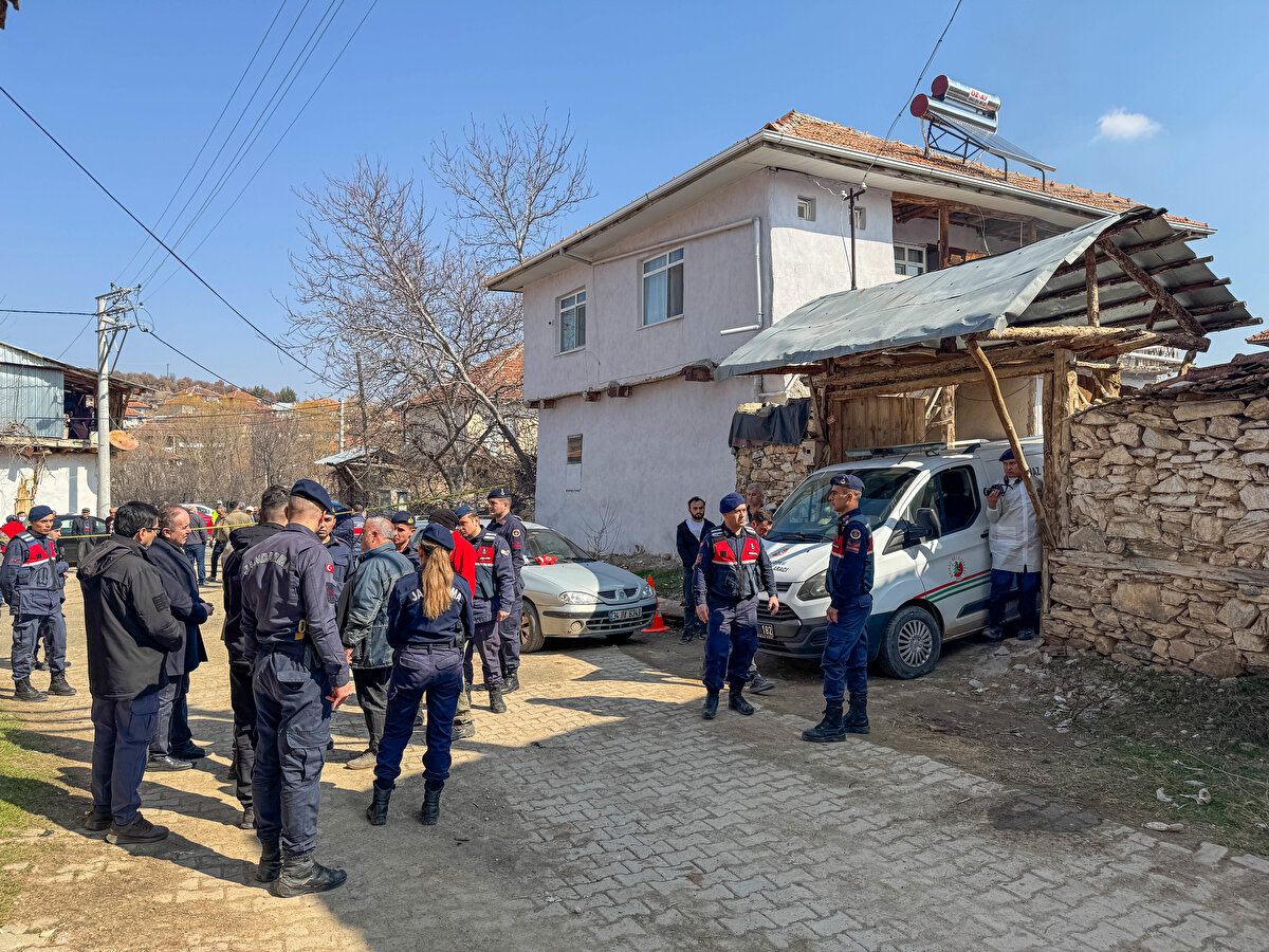 İhbar üzerine köye 112 Acil Sağlık ve jandarma ekipleri sevk edildi.<br><br>Yaralılardan Fatma Y. ve Sait G'nin hayatını kaybettiği belirlendi.