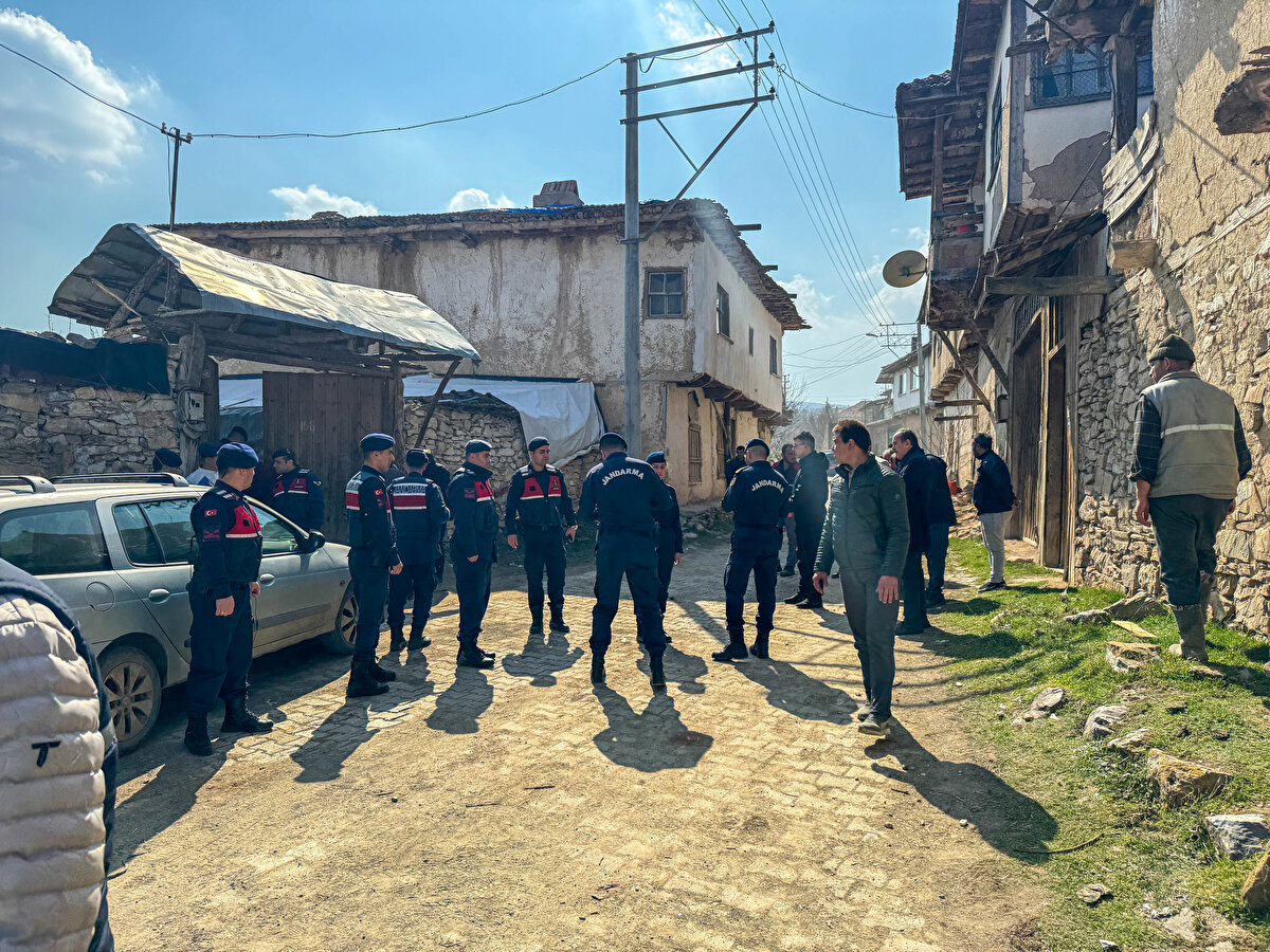 Mehmet I. ise jandarma ekiplerince gözaltına alındı.<br><br>Görgü tanıkları, komşular arasında herhangi bir husumet ya da kavganın olmadığını, Mehmet I'nın neden silahla saldırdığına bir anlam veremediklerini ifade etti.