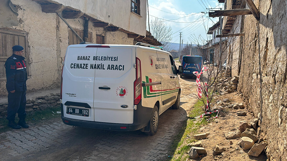 Ambulansla Banaz Devlet Hastanesi'ne kaldırılan Mustafa Y, buradaki ilk müdahalenin ardından Uşak Eğitim ve Araştırma Hastanesi'ne sevk edildi.