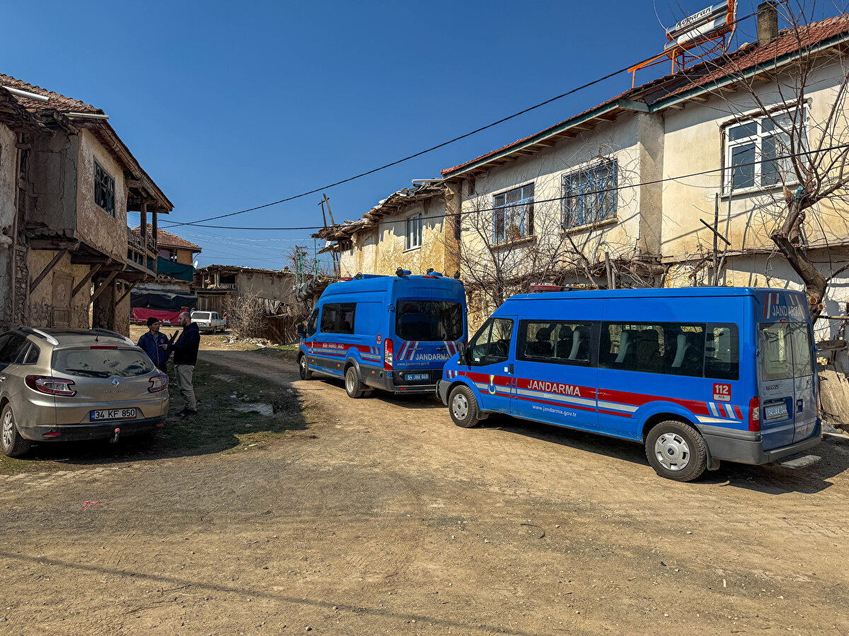 Öte yandan olay yerine gelen Banaz Kaymakamı Cuma Emeç, İl Jandarma Komutan Yardımcısı Albay Deniz Çezik'ten bilgi aldı.
