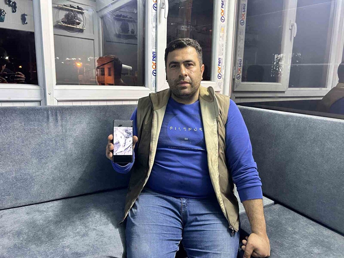 "İki balık toplamda 65 kilo civarıydı yaklaşık 18 bin TL’ye sattık"<br><br>Yakaladığı akya balığını İskenderun ilçesinde bir işletmeye satan Mehmet Çalbaş, "Amatör balıkçılık yapıyorum ilk defa böyle bir balıkla karşılaşıyorum. Kısmetimizde bu varmış çok şükür. Oltayla yaklaşık her balık için yarım saat uğraştık bu uğraşların sonunda kısmetimizi aldık çok şükür. Dörtyol tarafında yakaladık balığı yakalarken çok heyecanlandık uzun uğraşlar vererek bunları kıyıya çıkarttık. İki balık toplamda 65 kilo falan civarıydı yaklaşık 18 bin TL’ye sattık. İnsan mutlu oluyor balık yakalayarak psikolojisini düzeltiyor. Stres atıyorsunuz hem de maddi olarak cebinize harçlık oluyor" şeklinde konuştu.