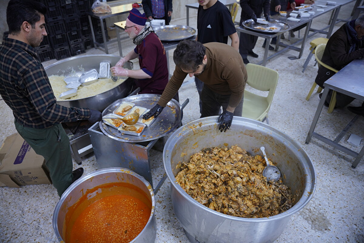 Salar, her gün 450 kilo pirinç, 90 kilo fasulye, 700 kilo kırmızı ve tavuk eti kullanıldığını belirterek, iftara gelenlerin yanı sıra bu kişilerin ailelerine de yemek götürebildiğini kaydediyor.<br>