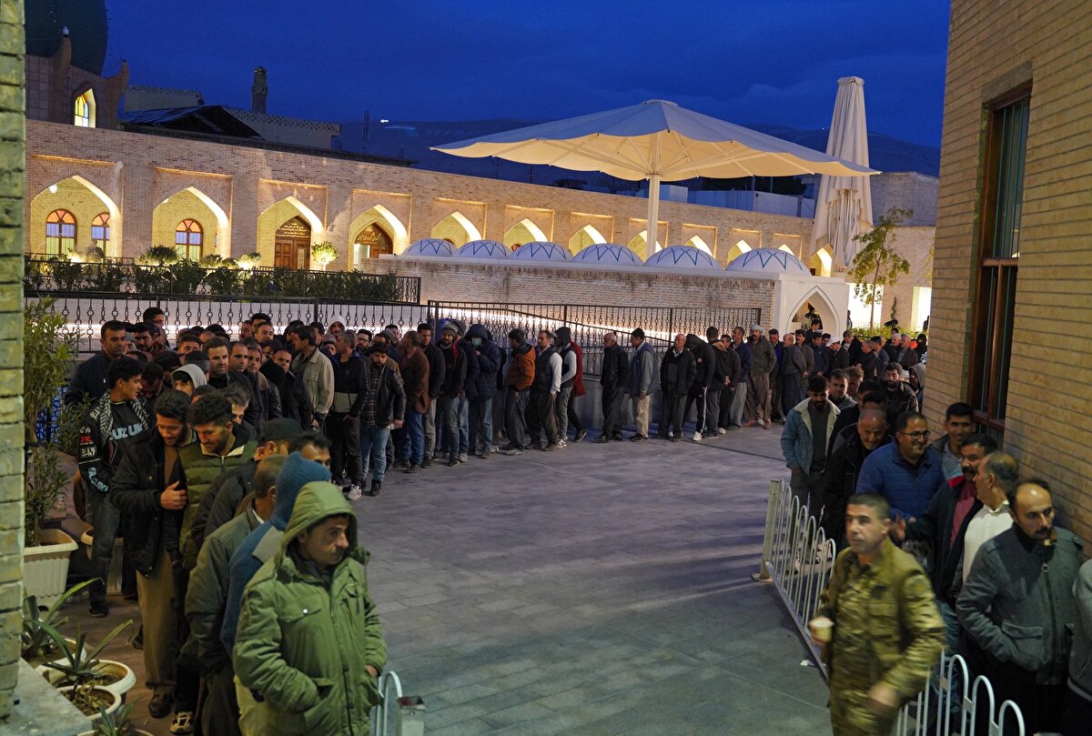 Ramazan ayında her gün 3-4 bin kişinin iftar programına katıldığını aktaran Salar, bu geleneğin Kak Ahmed Şeyh döneminden beri hayırseverlerin de katkılarıyla sürdürüldüğüne dikkati çekiyor.