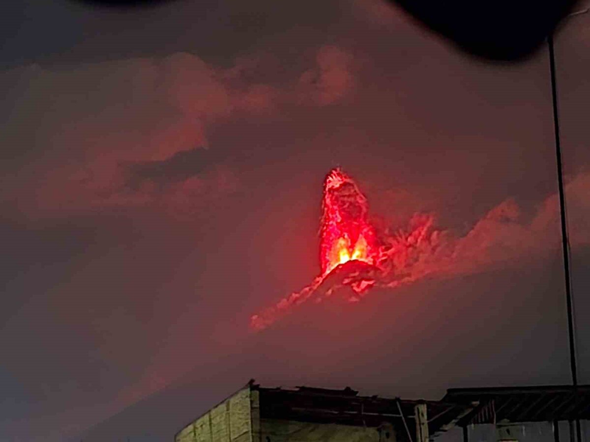 3 bin 763 metre yüksekliği sahip olan ve dünyanın en aktif volkanlarından biri olarak görülen Fuego Yanardağı’nda son olarak 2018 yılında büyük bir patlama meydana gelmişti. 215 kişinin hayatını kaybettiği kamuoyuna yansımıştı.