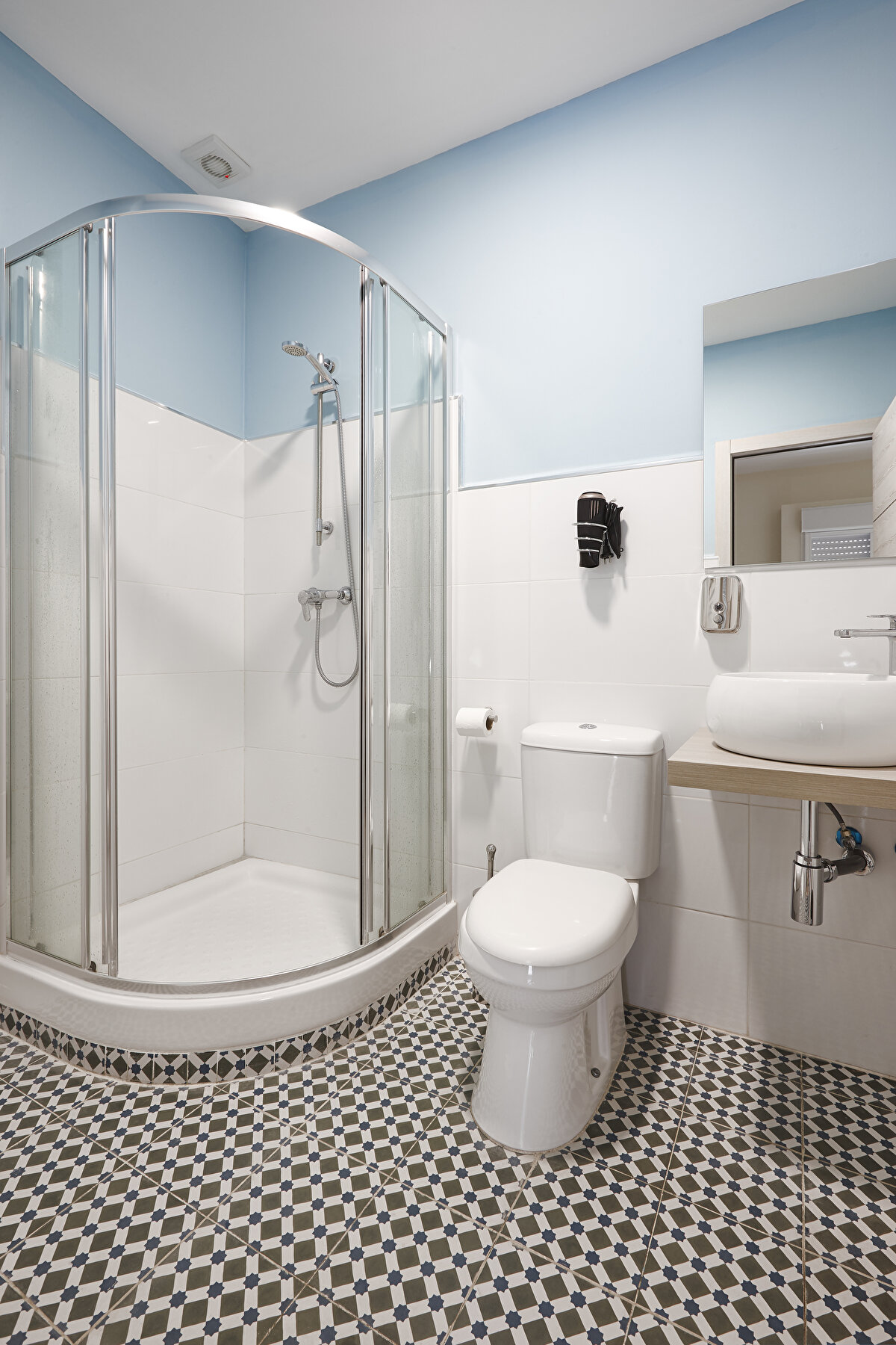 Korunma yöntemleri neler?<br><br>TikTok’ta 5,3 milyondan fazla takipçisi bulunan Dr. Rajan, "Pembe sümüklerden kurtulmanın birinci kuralı, bakterilerin baştan oluşmasını engellemek" dedi. Serratia marcescens bir kez yerleştiğinde, biyofilmler oluşturarak çoğalmayı artırıyor ve birçok dezenfektana karşı dirençli hale geliyor.<br><br>Bakteri oluşumunu engellemek için Rajan, "Duştan sonra banyoyu çok iyi havalandırmanız gerekiyor. Nem seviyelerini düşük tutmak için pencere açabilirsiniz. Pembe bir büyüme gözlemeseniz bile duş perdenizi ve astarınızı düzenli olarak temizleyin ya da değiştirin. Ayrıca, gizli noktalarda su birikmesini önlemek için tesisat sızıntılarını giderdiğinizden emin olun" dedi.<br><br>Dr. Rajan ayrıca, sabun köpüğünü ve vücut yağlarını silmek için banyo yüzeylerini düzenli olarak temizlemeyi de öneriyor.