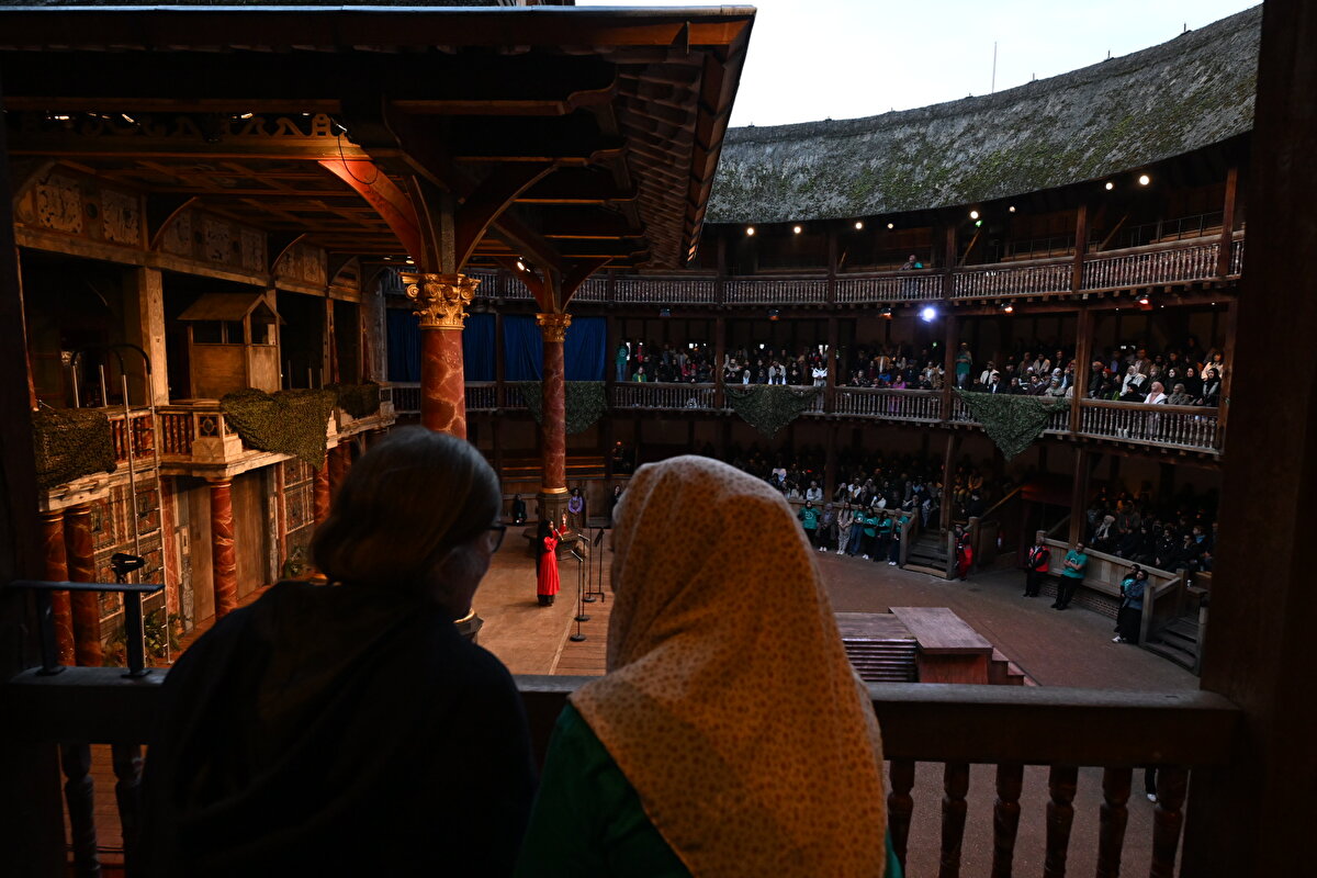 İngiltere'de "Ramazan Çadırı Projesi" tarafından ülkede geleneksel hale getirilen "Açık İftar" etkinlikleri kapsamında, Shakespeare's Globe tiyatro salonunda toplu iftar programı düzenlendi.