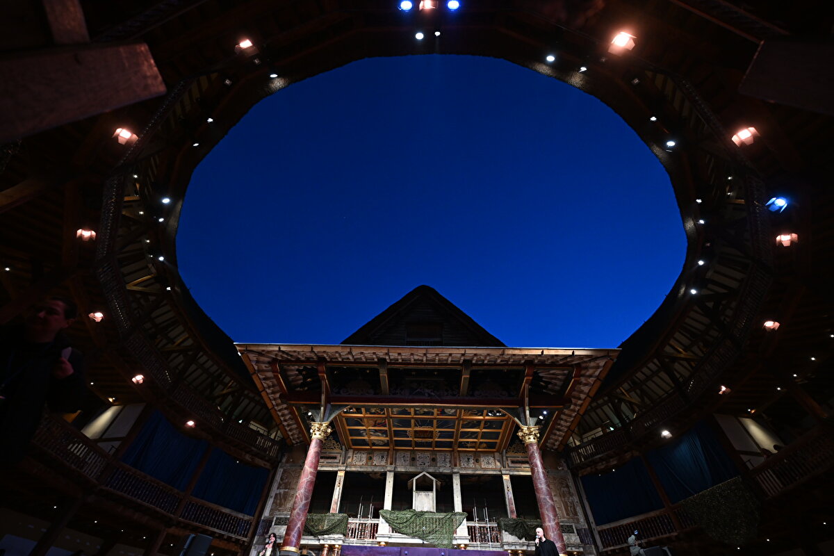 Ramazan Çadırı Projesi'nin 12. yılında başkent Londra'daki tiyatroda düzenlenen iftar programına Müslümanların yanı sıra diğer din ve inançlardan da çok sayıda kişi katıldı. 