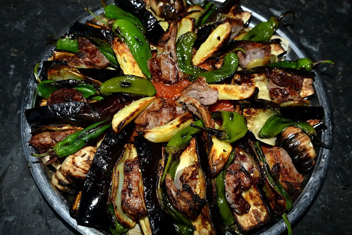 3'üncü sıraya Tokat'ı da ekleyen Akkor, bu şehirlerin az malzeme ile büyük çeşitlilikler yaratabilen mutfaklarıyla dikkat çektiğini belirtiyor.