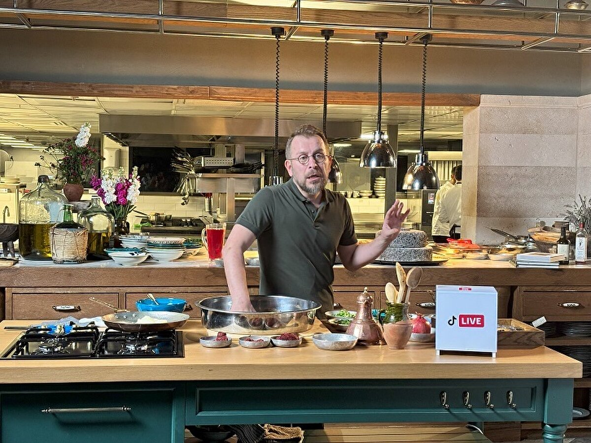 Bu şehirlerin mutfaklarında, basit ama lezzetli yemekler ortaya çıkarken, malzeme kullanımı konusunda da yaratıcı bir yaklaşım sergilendiğini söyledi.