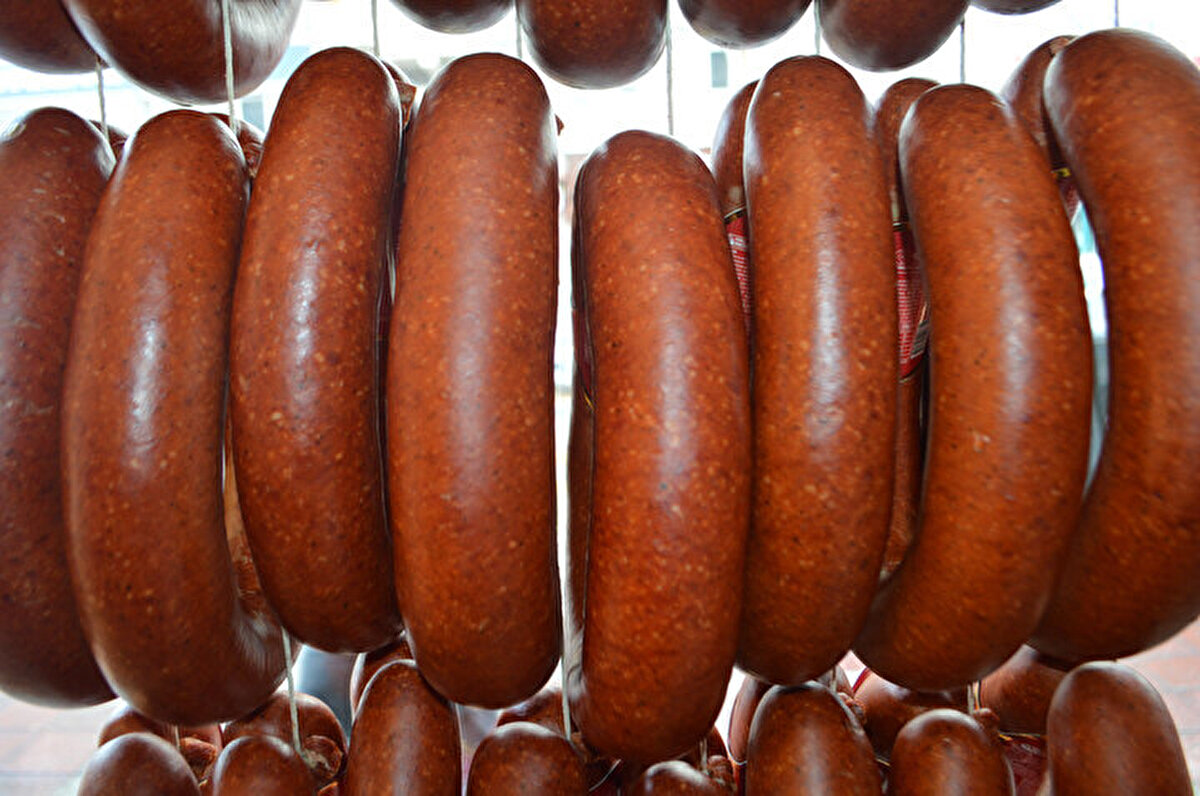 Etiketsiz sucuk<br><br>Bakanlığın son olarak yayınladığı hileli ürünler arasında piliç sucuk, kasap köfte, çiçek balı ve kangal sucuk gibi ürünler yer alıyor. <br><br>Afyon sucukları markasının etiketsiz sucuk (dana eti) ürününde, kanatlı eti tespit edildi.<br><br>Ayrıca Yörükoğlu Peynir markasının ısıl işlem görmüş dana sucuk ürününde de kanatlı eti tespit edildiği açıklandı.