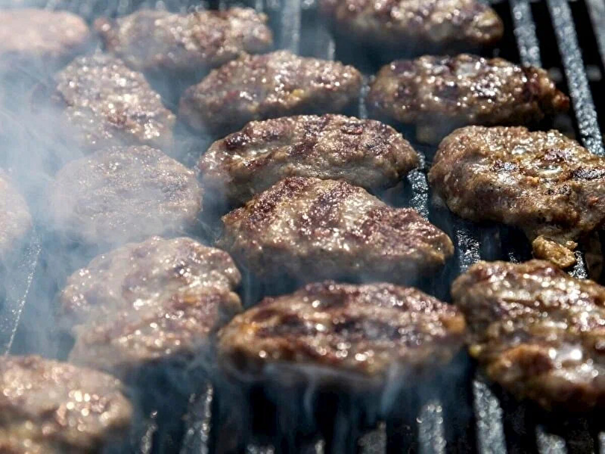 Kasap köftede kanatlı eti<br><br>Çetinkaya Et Market'in 500gr Kasap köfte ürününde kanatlı eti tespit edildi.