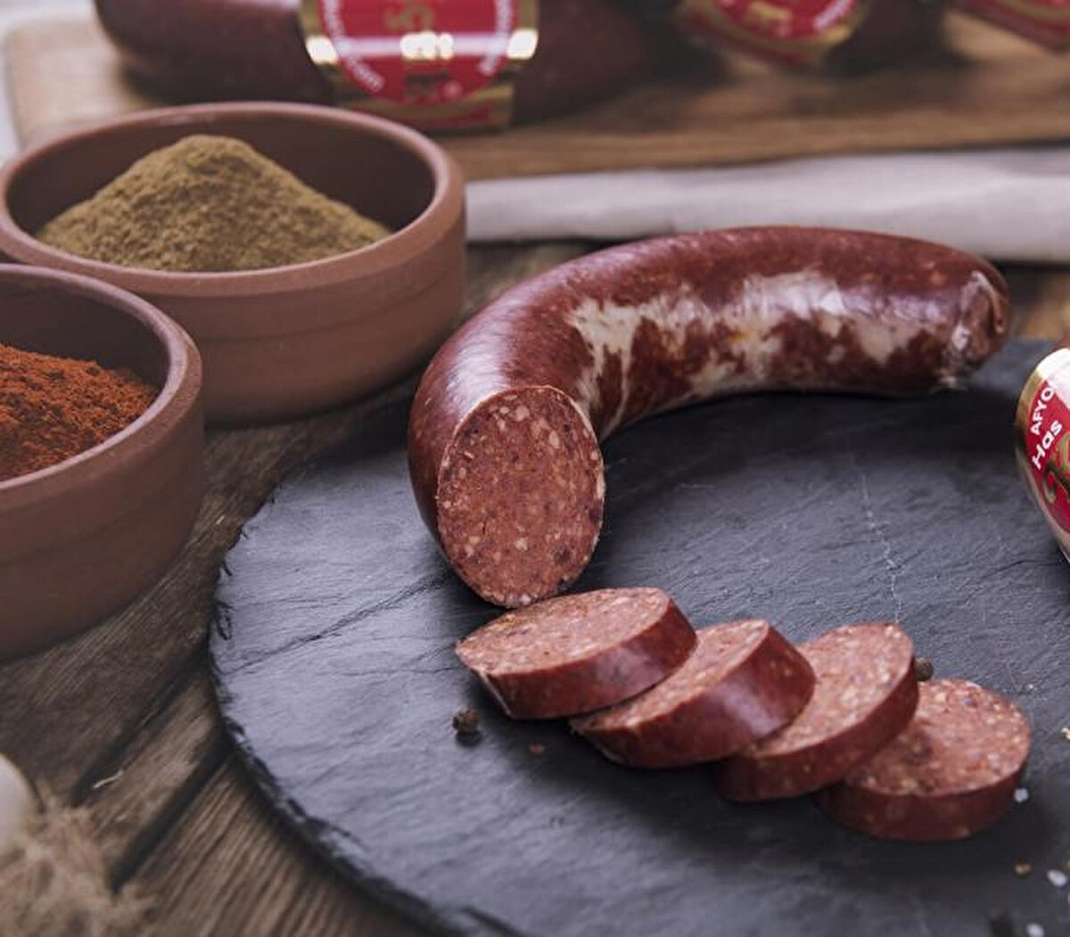 Kangal sucukta kanatlı eti<br><br>Konya Meram merkezli Hayal markasının ısıl işlem görmüş kangal sucuk ürününde, kanatlı eti tespit edildi.