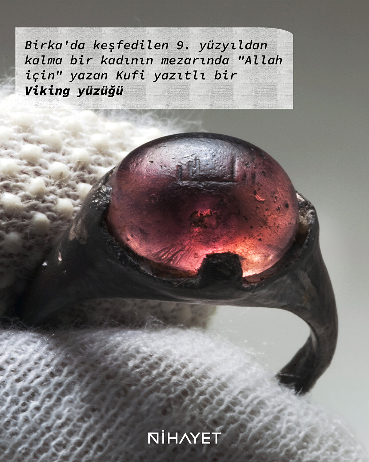 Birka'da keşfedilen 9. yüzyıldan kalma bir kadının mezarında "Allah için" yazan Kufi yazıtlı bir Viking yüzüğü
