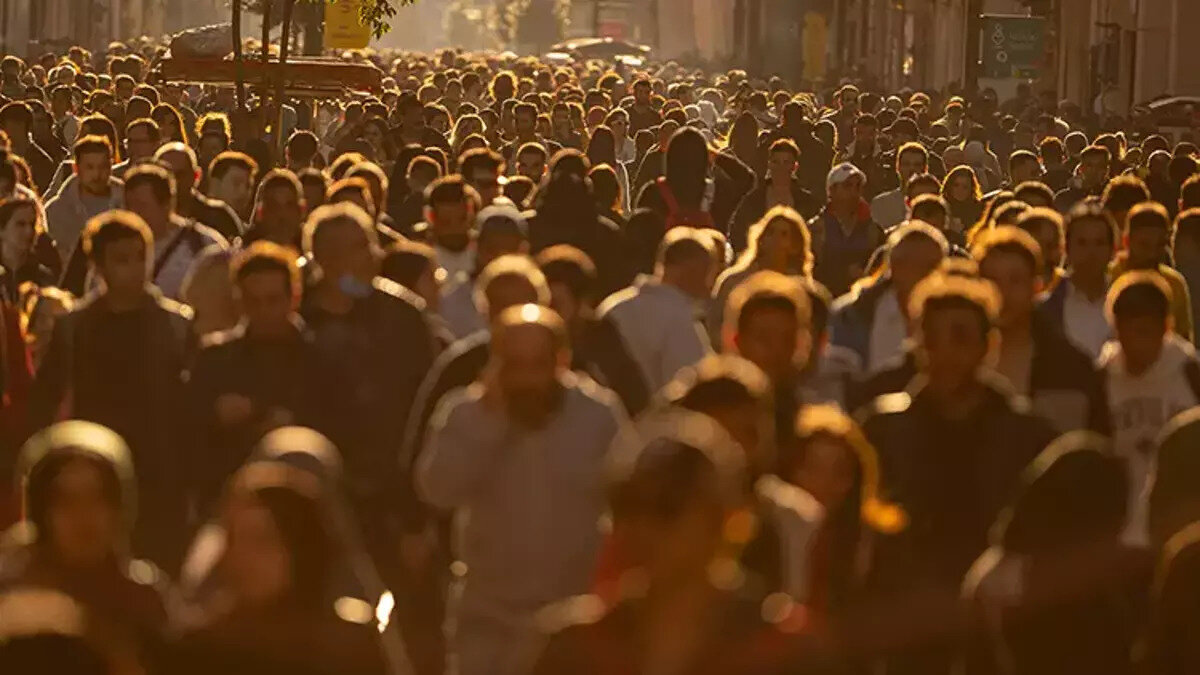 İLKE Araştırmacısı Enes Koru tarafından hazırlanan, ilçeler arasındaki farklılıklar demografi, ekonomi, sağlık, eğitim, çevre, ulaşım ve sosyal hayat gibi temel göstergeler üzerinden ele alındığı raporda, İstanbul'un mevcut kentleşme dinamiklerini, göç hareketlerini ve mekansal dönüşüm süreçleri, bunların ilçeler üzerindeki etkileri incelendi.