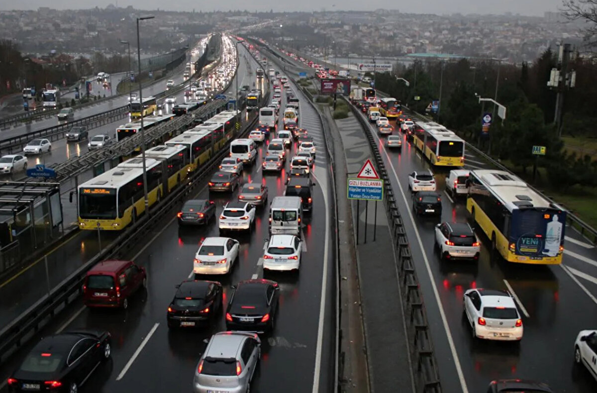 "Nüfus artışında ekonomik dinamiklerden ziyade kültürel kodlar hala baskın"<br><br>Öner, kentte tek başına yaşamın arttığını, her dört haneden birinde tek yaşandığını söyledi.<br><br>Özellikle Kadıköy, Şişli ile Bakırköy'de bu durumun daha yaygın olduğunu ifade eden Öner, "Nüfusun yoğun olduğu, gelir ile eğitim seviyesi nispeten daha düşük olduğu 'çeper' dediğimiz ilçelerde nüfus artışının, doğurganlık oranlarının nispeten daha yüksek olduğunu görüyoruz. Bu da bize aslında nüfus artışında ekonomik dinamiklerden ziyade kültürel kodların hala baskın bir şekilde devam ettiğini gösteriyor. Doğurganlık oranlarının yüksek olduğu ilçeler Esenyurt, Sultanbeyli, Sultangazi, Sancaktepe olarak öne çıkmaktayken bunun çok düşük olduğu ilçeler ise Bakırköy, Şişli, Beşiktaş ve Kadıköy." bilgisini verdi.