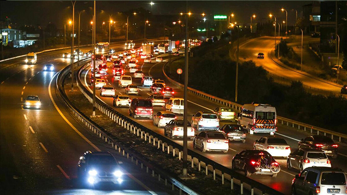 Öner, İstanbul'un gayrisafi yurt içi hasılanın (GSYİH) üçte birini üretmesine karşın gelir adaletsizliğinin en derin yaşandığı metropoller arasında ilk sırada yer aldığını aktaran Öner, Sultanbeyli ve Sultangazi'de gelir adaletsizliğinin çok daha derin hissedildiğini kaydetti.<br><br>Aynı ilçe veya mahallede yaşayanlar arasında bile gelir dağılımlarında uçurumların bulunduğunun altını çizen Öner, "Beykoz ve Sarıyer'de ilçe içi ekonomik uçurumun çok yüksek olduğunu gözlemliyoruz. Bu ilçelerde hem en yüksek gelir grubuna hem de en düşük gelir grubuna mensup bireyler yan yana yaşıyor." dedi.<br><br>Şişli, Kadıköy ve Fatih'in ticaret ve finans merkezi, Esenyurt ve Tuzla'nın ise sanayi merkezi olarak ön plana çıkan ilçeler olduğunu anlatan Öner, ev kiralarında ise en düşük ortalamanın 15 bin 500 lirayla Esenyurt'ta, en yüksek ortalamanın ise 60 bin lirayla Sarıyer'de olduğunu ifade etti.