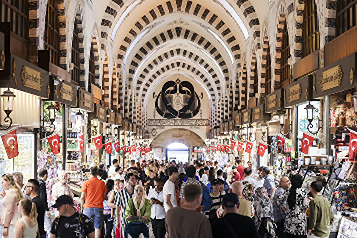 Esenyurt'ta bir öğretmene 44 öğrenci düşüyor<br><br>İLKE Vakfı Yönetim Kurulu Başkanı Öner, gelir düzeyinin tüketim alışkanlıkları üzerindeki etkisinin raporda değerlendirildiğini anlattı.<br><br>Öner, gelir düzeyi yüksek ilçelerde su ve enerji kaynaklarının tüketim oranının diğer ilçelere göre iki kat daha fazla olduğunu belirterek, "Örneğin, Beşiktaş, Sarıyer, Kadıköy gibi ilçelerde biz doğal gaz ve su tüketiminin çok daha yüksek oranda olduğunu görüyoruz." değerlendirmesini yaptı.