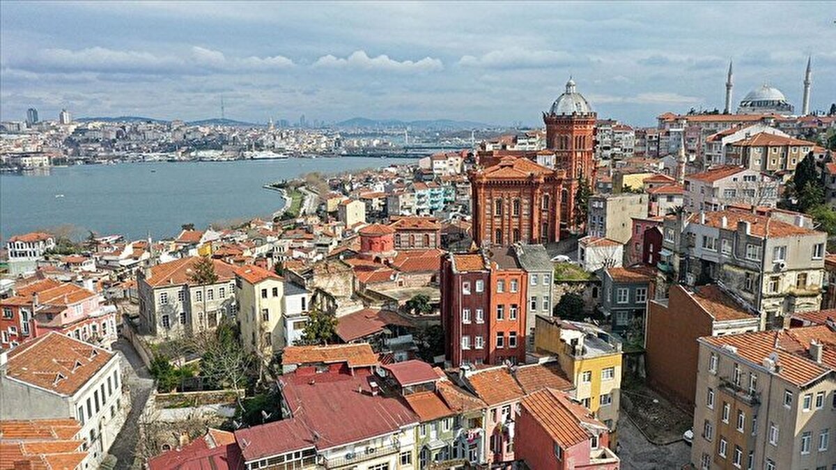 Son 10 yılda Sultangazi, Sultanbeyli ile Esenyurt'ta yükseköğrenim eğitimi düzeyinde yüzde 150'lik artıştan bahseden Öner, şunları kaydetti:<br><br>"Bu da eğitimde fırsat eşitliğinin artık gelir düzeyinin düşük olduğu ilçelere ve kesimlere kadar yaygınlaştığının verisini bize sunuyor. Eğitim hizmetlerinin sosyoekonomik ve gelir düzeyi düşük olan ilçelerde ortalamanın altında kaldığı gözlemledik. Bunun nüfusla da bir ilgisi olduğunu görüyoruz. Devlet ilkokullarında bir sınıftaki öğrenci sayısına baktığımızda bu Esenyurt gibi nüfusun çok yoğun olduğu bir ilçede 35'ken Beşiktaş gibi bir ilçede 22'ye düşüyor. Yine ilkokullara baktığımızda Kadıköy'de 17 öğrenciyle bir öğretmen ilgileniyorken Esenyurt'ta bu sayının 44'e çıktığını görüyoruz."