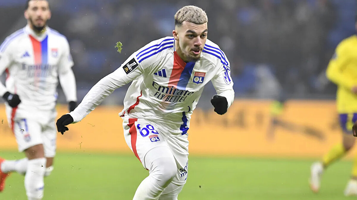 Sol kanatta da oynayan Mikautadze, bu sezon Lyon'da 35 maçta 10 gol 4 asistlik performans sergiledi.<br>