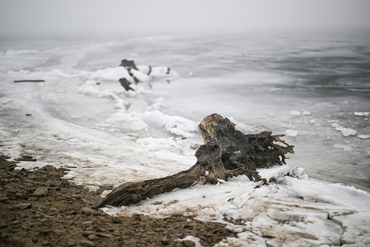 Düşen su seviyeleri, yıllar önce terk edilen köyün temellerini yeniden gün yüzüne çıkardı.