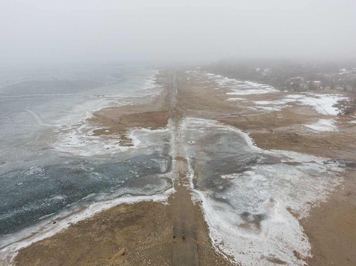 Uzmanlar, bölgede hidrojeolojik kuraklık yaşandığını ve yoğun yağışların bile bu durumu düzeltemeyebileceğini belirtiyor.