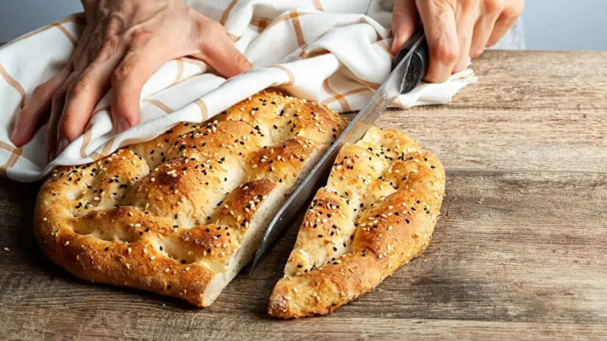 Ramazan'ın vazgeçilmezi olan pide, ekmekten daha fazla emek ve özen isteyen bir yapım sürecine sahip. Pidenin şekli ve kenarları, ek bir işçilik ve zaman istemekte. Bu da seri üretimi zorlaştırıyor. Ayrıca, pide hamurunun mayalanma süresi ekmek hamuruna göre daha uzun olduğundan, pidenin sadece belirli bir süre diliminde satılmasını sağlıyor.