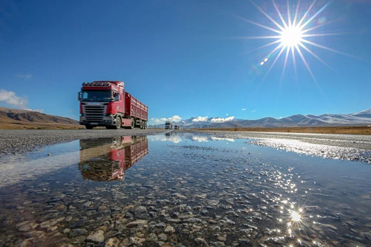 Sabah ve gece saatlerinde Doğu Anadolu’nun doğusunda buzlanma ve don olayı ile birlikte pus ve yer yer sis bekleniyor.<br><br>Doğu Karadeniz’in iç kesimlerinin yüksekleri ile Doğu Anadolu’nun yüksek ve eğimli yamaçlarında çığ tehlikesi bulunuyor.