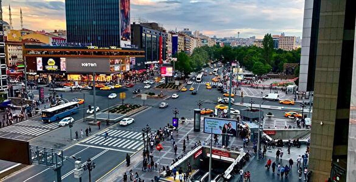 Ankara 30 dereceye yaklaşacak<br><br>Başkent Ankara’da da hava sıcaklığının pazar günü 29 derece olması bekleniyor.<br><br>Bugün hava sıcaklığının 23 derece olması beklenen İzmir’de hava sıcaklığı hafta sonu 27 dereceye ulaşacak.