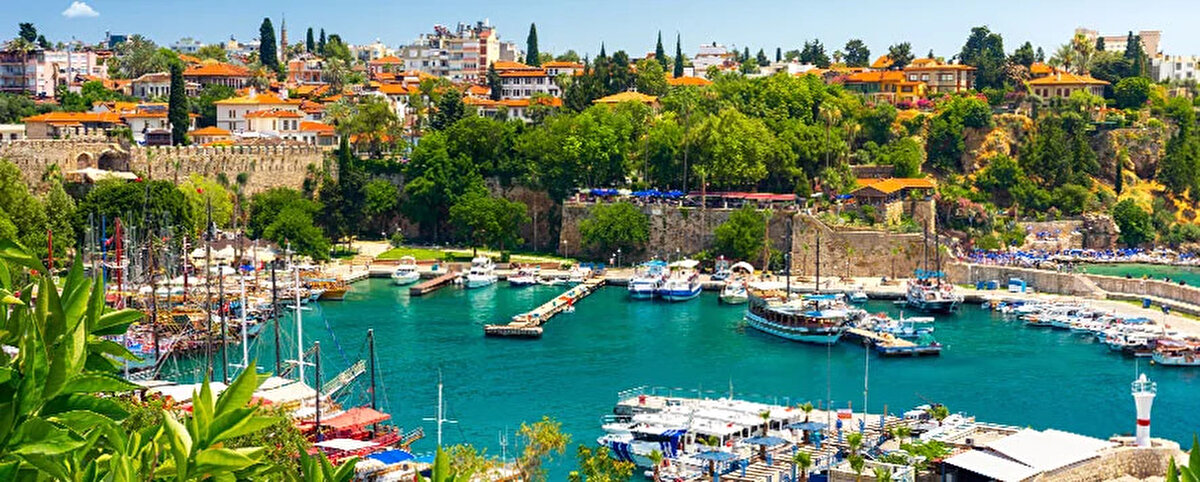 Akdeniz'de sıcak hava<br><br>Antalya’da da hafta sonu yaz değerleri ölçülecek.<br><br>Akdeniz’deki sıcaklıkların Adana-Antalya hattında 25 ila 30 derece arasında seyretmesi bekleniyor.