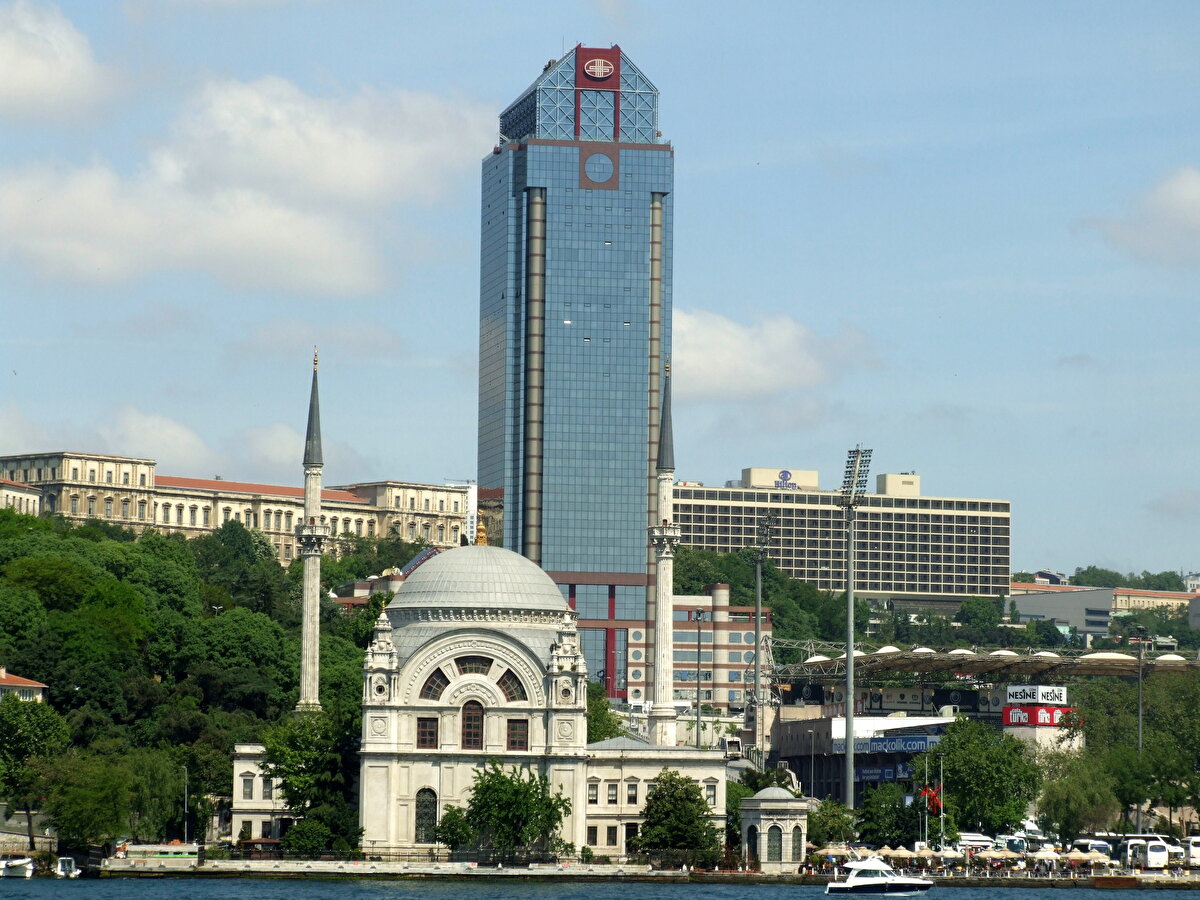 Dolmabahçe Camii - Süzer Plaza<br><br>Yaş farkı: 145 yıl