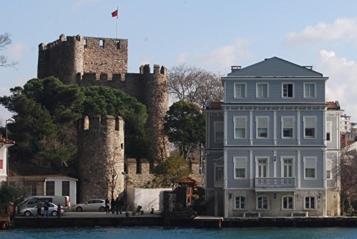 Anadolu Hisarı - Komodor Remzi Bey Yalısı<br><br>Yaş farkı: 524 yıl