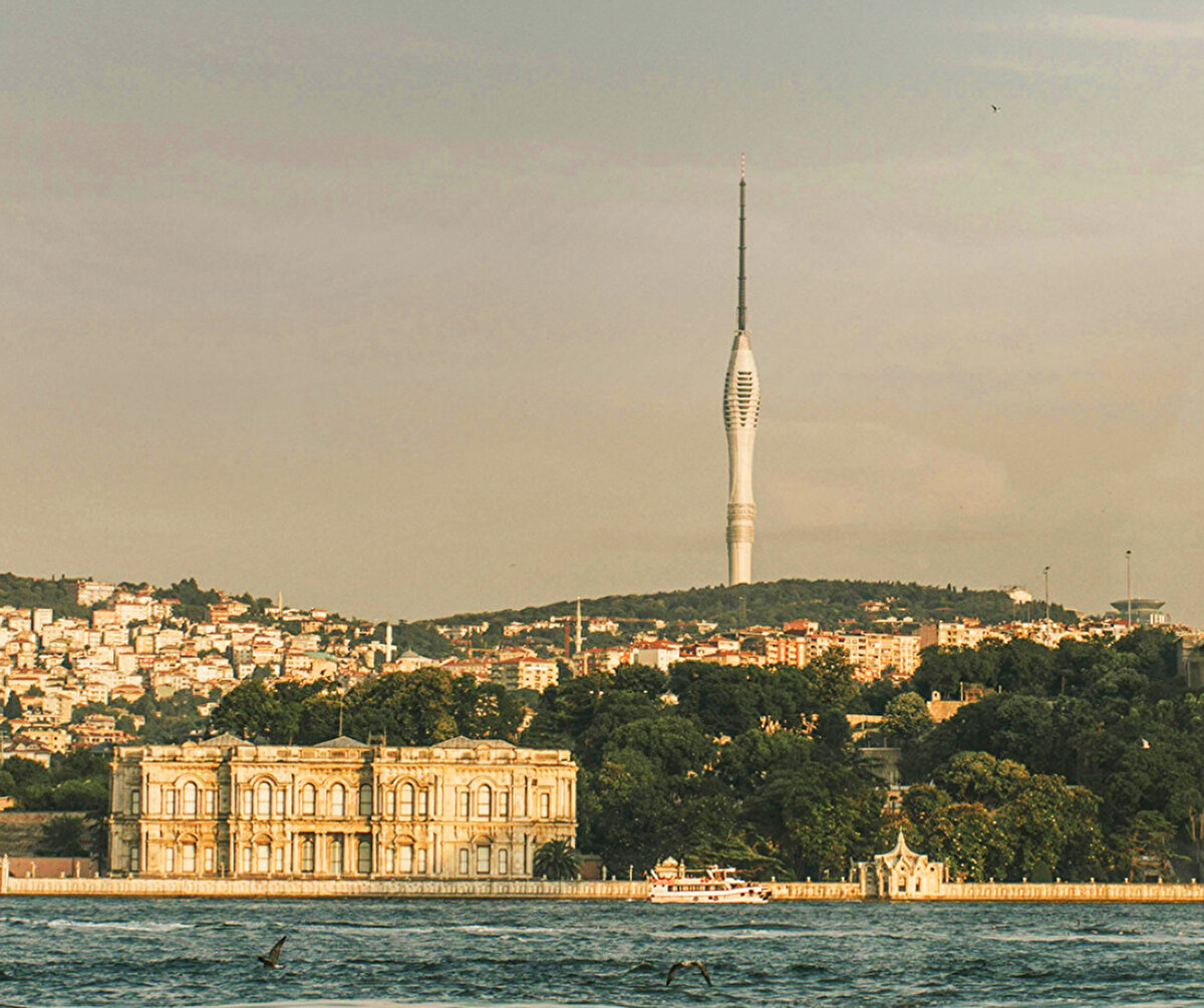 Beylerbeyi Sarayı - Çamlıca Kulesi<br><br>Yaş farkı: 155 yıl