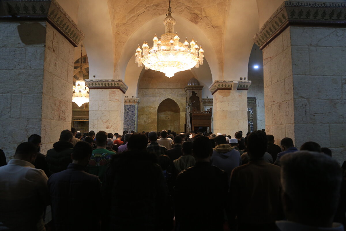 Halep Emevî Camii<br><br>Emevîlerin kudretli halifesi Velîd bin Abdulmelik, başkent Şam’da inşa ettirdiği devasa Emevî Camii’nin ardından, mabedin bir benzerini de Halep’e yaptırmaya karar verdi. 