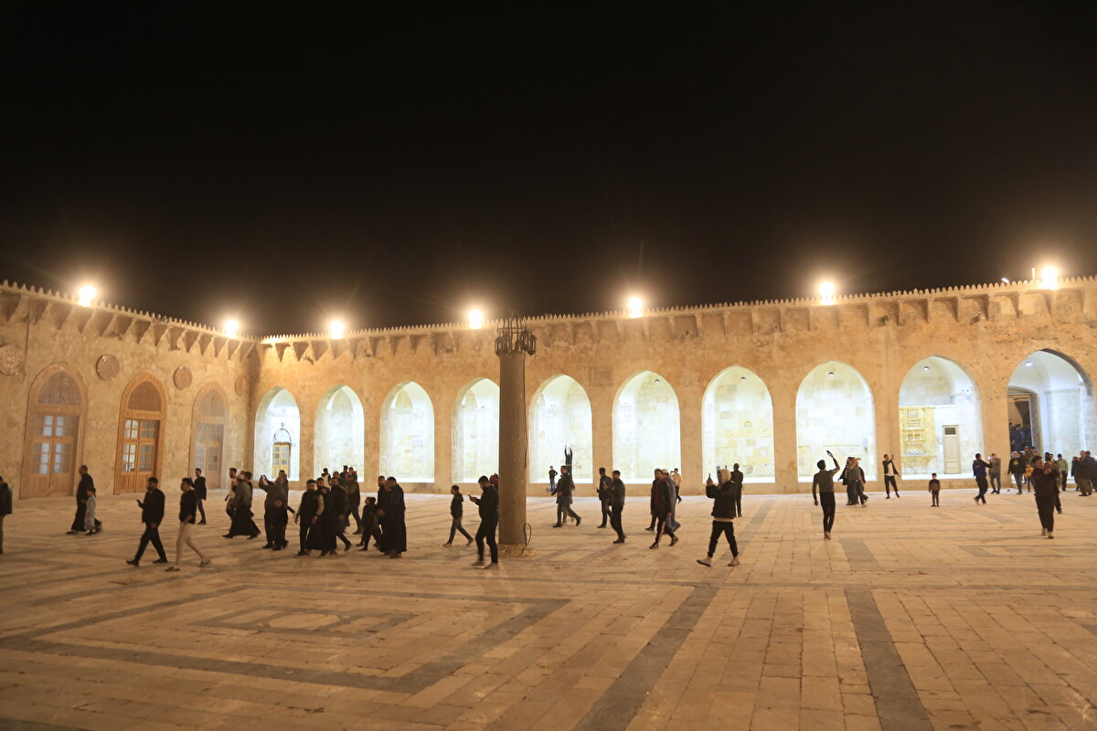 Eski bir kilise arazisinde karar kılınıp inşaatın başlamasından kısa bir süre sonra, 715 yılında Halîfe Velîd vefat etti. 