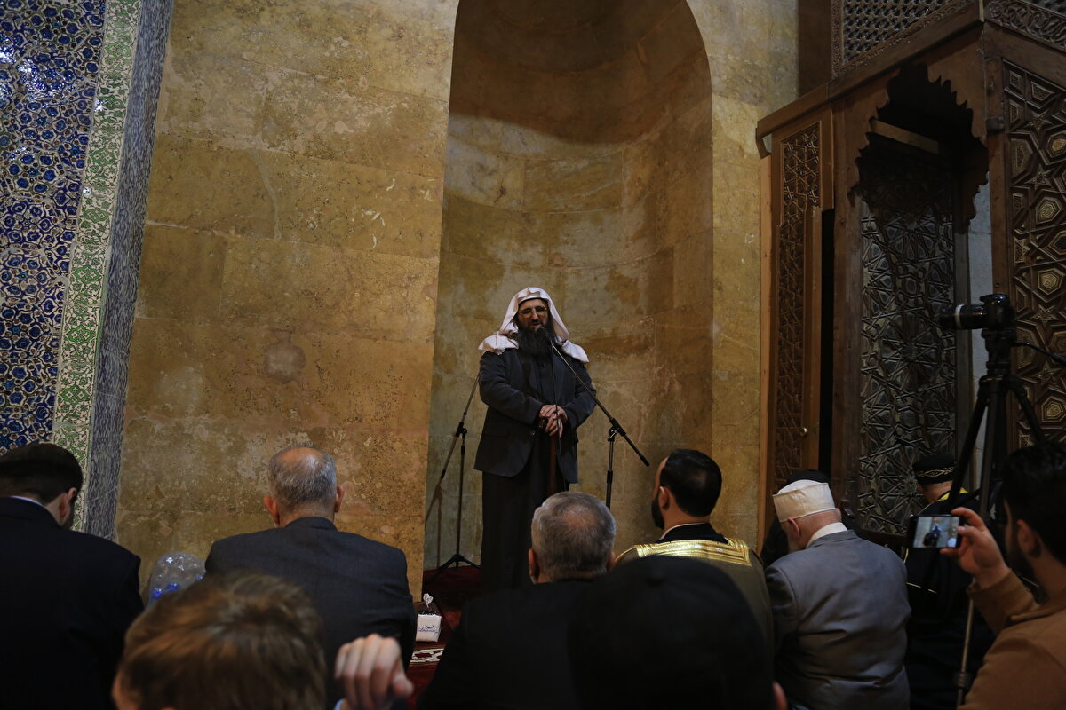 Tarihî caminin avlusu, namaz kılmak isteyenlerle doldu.