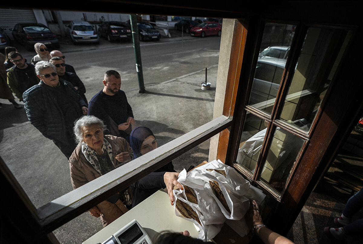 Bu özel dönemin önemli sembollerinden biri ise, iftar sofralarının vazgeçilmezi haline gelen geleneksel somun ekmeği ismiyle bilinen Ramazan pidesidir. 
