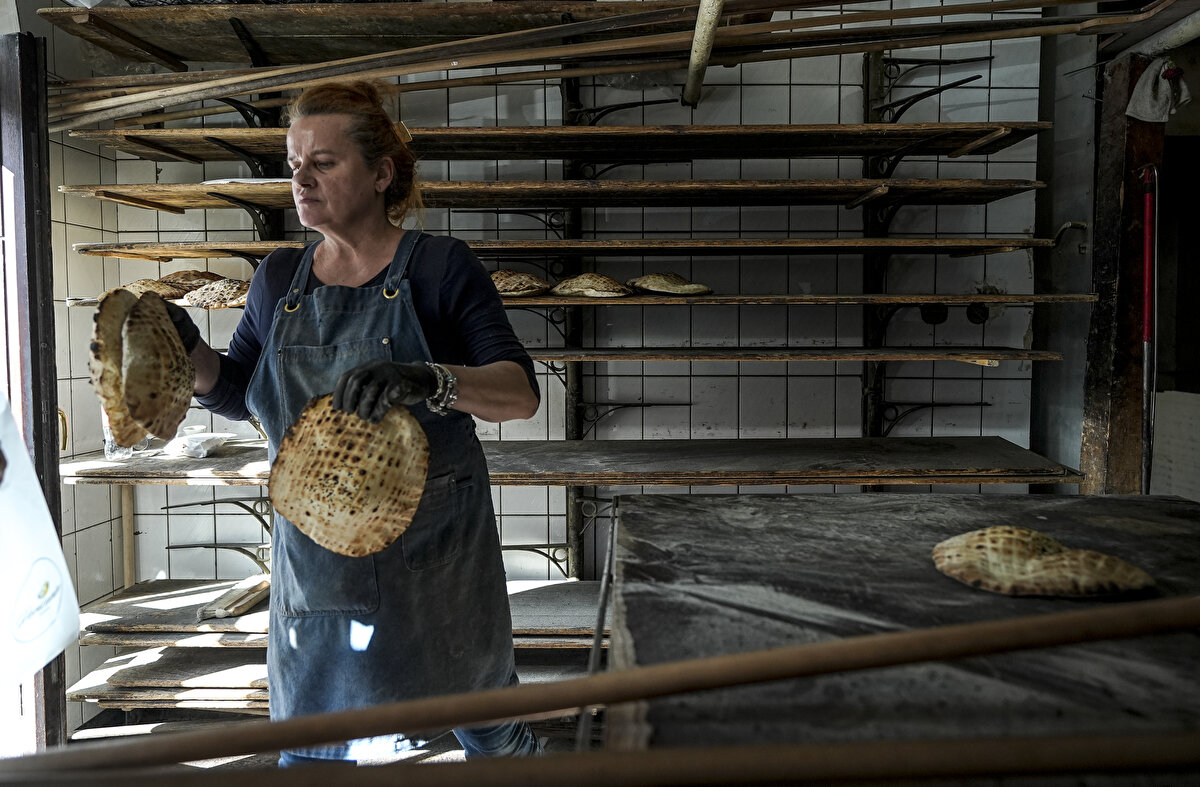 Saraybosna'nın tarihî Başçarşısı'nda bulunan ünlü mekânlarda pişirilen pideler, taze ve sıcak bir şekilde iftar saatine yetiştiriliyor.