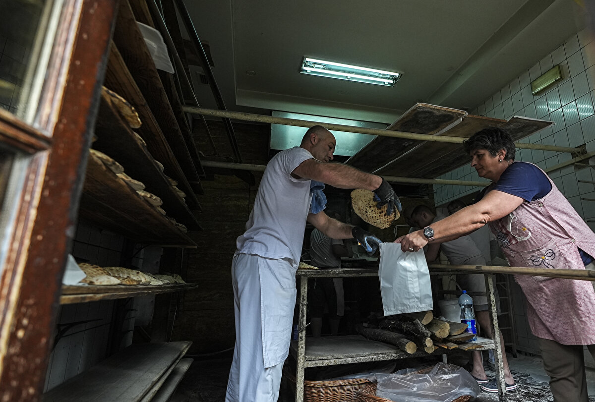Farklı inançlara sahip insanlar, tıpkı oruç tutanlar gibi iftar vaktinden önce fırınlarda uzun kuyruklar oluşturuyor.
