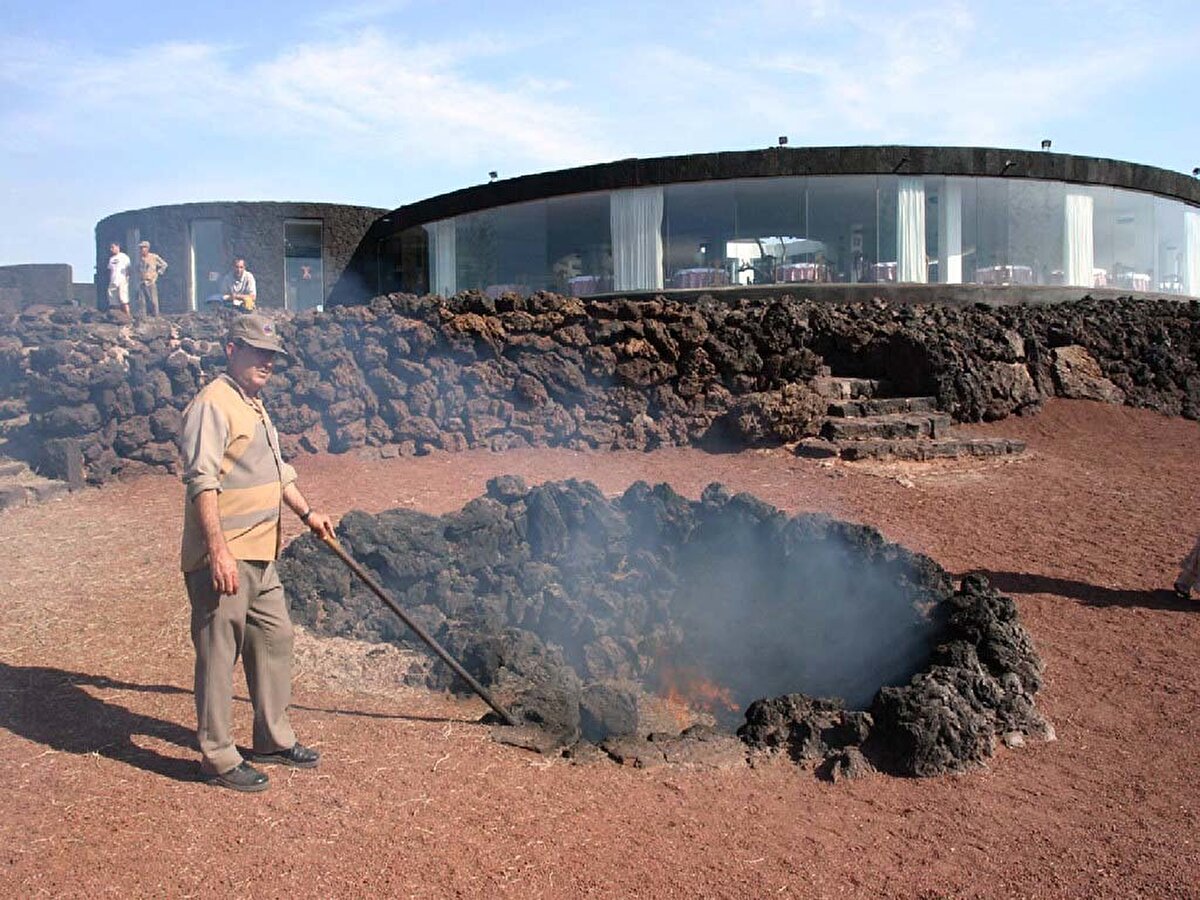 1- El Diablo, Lanzarote, İspanya<br><br>Aktif bir volkanın üzerinde, dokuz kat granit taş üzerine kurulmuş, muhteşem manzaralı bir lokanta. Pişirme tekniği ile dikkat çekiyor. Lavlardan çıkan jeotermal ısıyla pişen etleri ile İspanya’daki El Diablo (Şeytan) restoran, şeytanın ateşiyle pişen yemeklerle unutulmaz bir deneyim sunuyor.