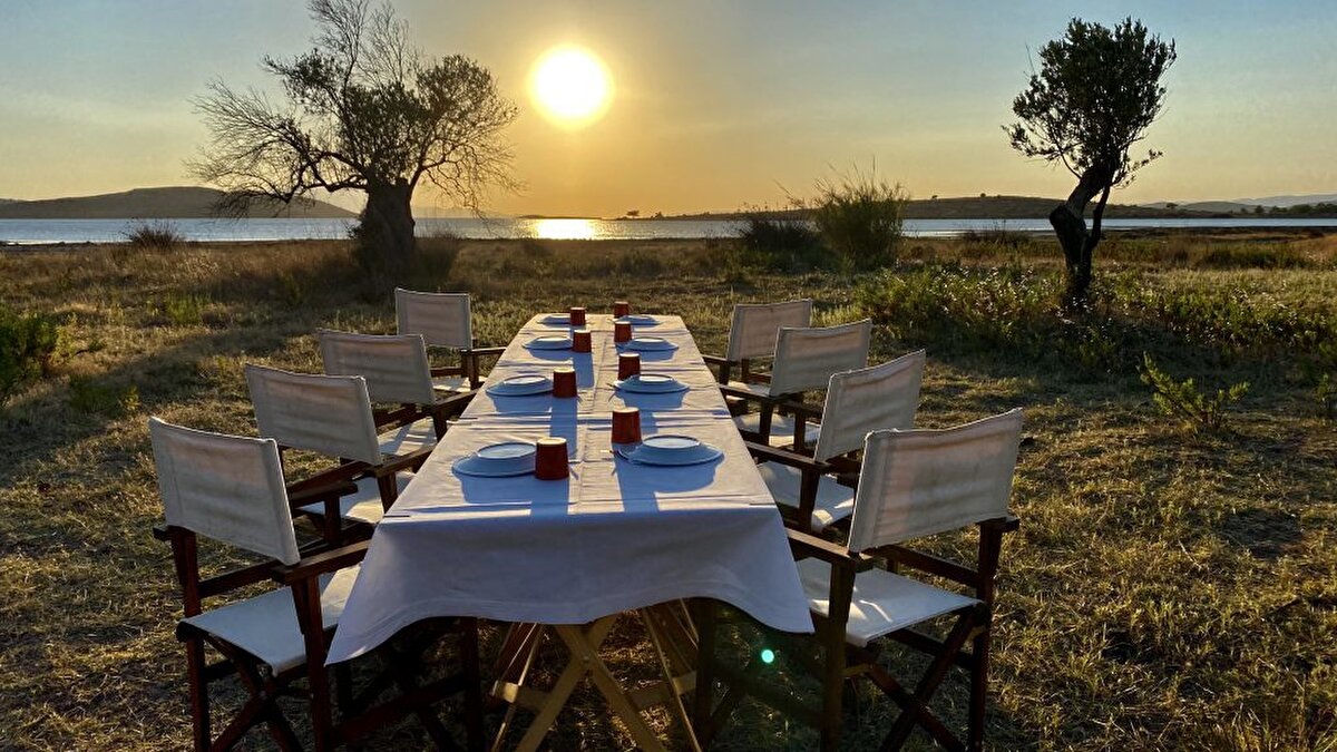 3- Trata, Ayvalık, Türkiye <br><br>Ne adresi var, ne de tabelası! Şef Tayfun Gökşin’in rüzgâra ve gün batımına göre konum belirlediği bazen bir zeytin bahçesi, bazen bir deniz kıyısı, bazen de bir sabun fabrikasının bacasının gölgesinde kurulan sofra gün batımından bir kaç saat önce müşterilere haber veriliyor. Süprizlere açık bir akşam yemeği.