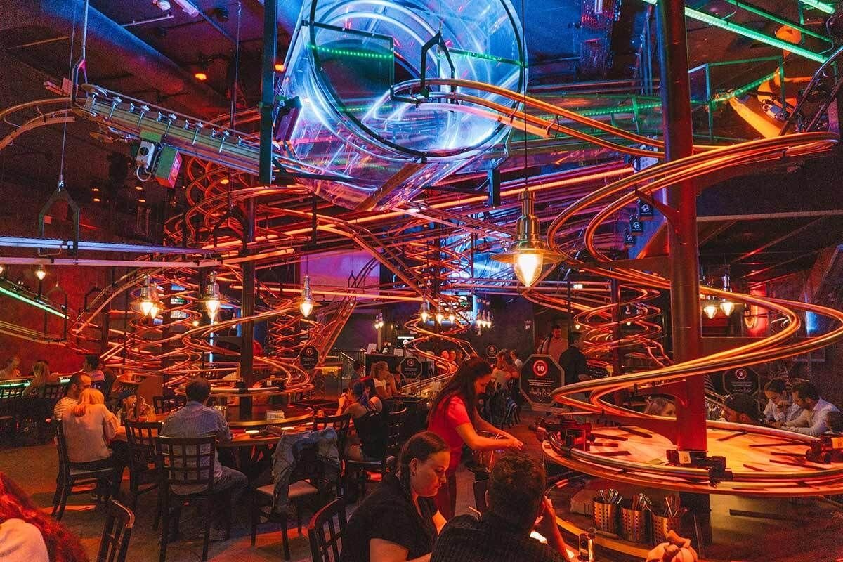 5- Rollercoaster Restaurant, Viyana,<br><br>Avusturya Sadece yetişkinlerin değil çocukların da bayılacağı bir restoran! Verdiğiniz siparişlerin lunapark trenleriyle saatte 30 km hızla masanıza geliyor. Eğlence ve lezzetin buluştuğu benzersiz bir deneyim…