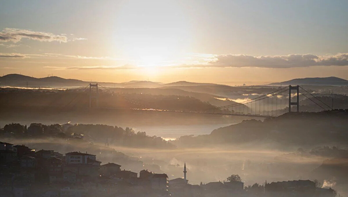 Kent genelinde farklı noktalarda bulunan hava kalitesi izleme istasyonlarından alınan verilerle, ilçelere yönelik bölgesel ölçümler gerçekleştiriliyor.