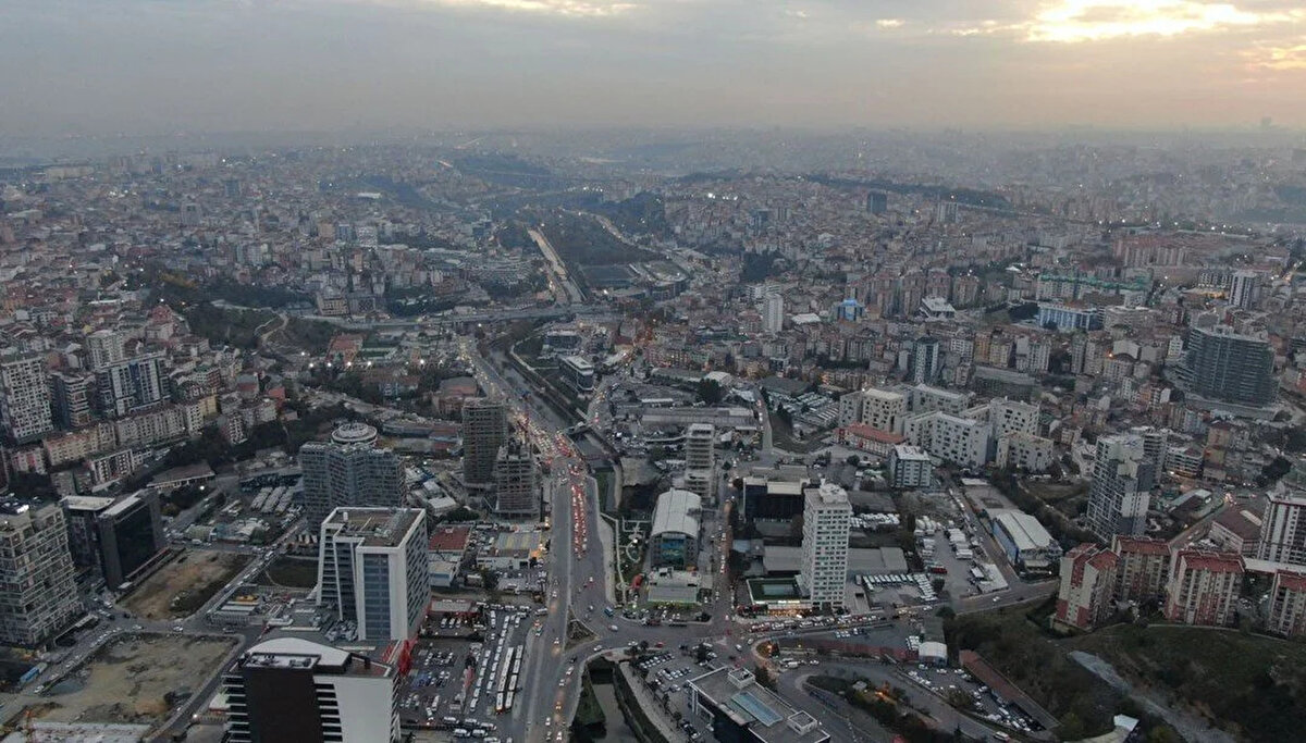 Avrupa Yakası’ndaki hava kirliliği değerleri şu şekilde kaydedildi:<br><br>"Kumköy-9 (İyi), Sultangazi 1-16 (İyi), Sarıyer-33 (İyi), Arnavutköy-37 (İyi), Çatladıkapı-45 (İyi), Silivri MTHM-48 (İyi), Maslak-49 (İyi), Alibeyköy-54 (Orta), Beylikdüzü-54 (Orta), Kağıthane-55 (Orta), Esenyurt MTHM-55 (Orta), Avcılar-55 (Orta), Yenibosna-55 (Orta), Şirinevler MTHM-55 (Orta), Bağcılar-55 (Orta), Başakşehir MTHM-55 (Orta), Sultangazi MTHM-55 (Orta), Sultangazi 3-55 (Orta), Esenler-55 (Orta), Mecidiyeköy MTHM-55 (Orta), Beşiktaş-55 (Orta), Aksaray-56 (Orta)."