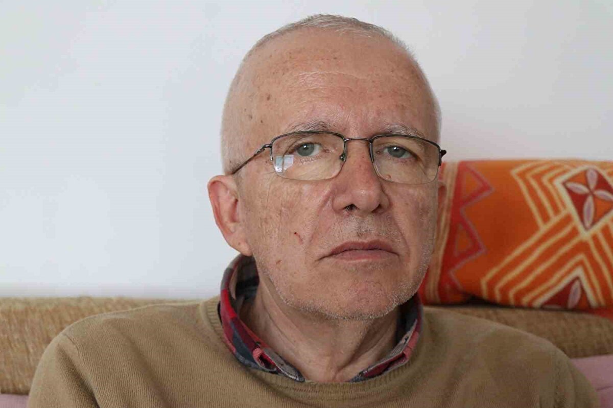 "Hem dayak yedim hem de suçlu duruma düştüm"<br><br>Başından geçen talihsiz olayı anlatan emekli öğretmen Şevket Kaya, "Marketten mandalina almıştım. Eve gelip baktığımda kuruduğunu, özelliğini kaybettiğini fark ettim. Pazar günü ise sabah 10.00 sıralarında iade etmek için markete geri götürdüm. Benim önceki gün aldığım mandalinaları ucuzluk reyonuna koymuşlar. İade etmek istediğimi söylediğimde kasiyer kız geri alamayacağını söyledi. Market sorumlusu ile görüşmek istedim ama kimse ilgilenmedi. Ben de depo bölümüne gittim. ‘Ben buranın müdürüyüm’ diyen bir kız üzerime saldırdı. Bana birkaç kez vurdu. Kalp ve tansiyon hastası olduğum için halim kalmadı. Beni yere yatırıp, elimi ısırdı, yüzümü çizdi. Kapıyı üzerime kilitleyip dışarı çıkıp, polis çağırmışlar. Polis geldi, ben suçlu duruma düştüm. Ben cinsel tacizde bulunmuşum, şaşırdım. Ben dayak yiyorum, ellerimi tutmuş ben nasıl taciz edeyim. Hem dayak yedim hem de suçlu duruma düştüm" dedi.