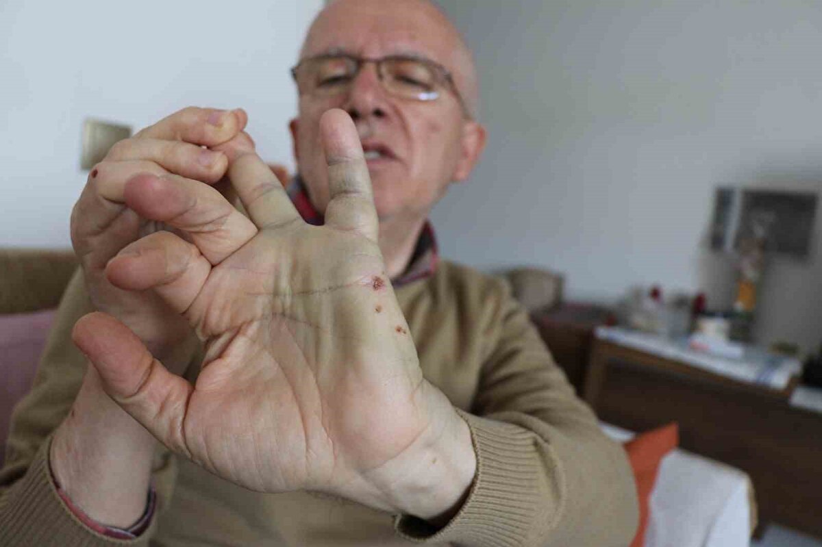 Buradaki kasiyere durumunu izah eden emekli öğretmen Kaya, aldığı mandalinaları iade etmek isteğince olumsuz yanıt aldı. Kasiyerden aldığı olumsuz yanıt üzerine market sorumlusu ile görüşmek isteyen Şevket Kaya, muhatap bulamayınca marketin depo kısmında bulunan sorumlu kasiyerin yanına gitti.