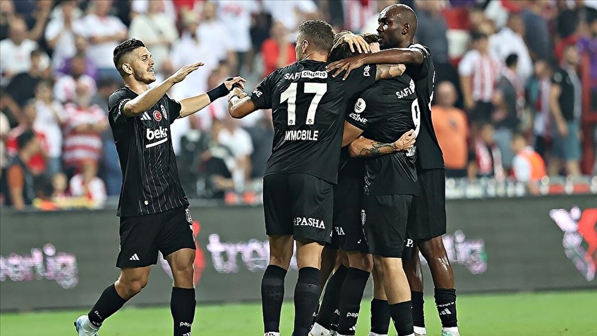 Ligdeki 25 maçta 12 galibiyet, 8 beraberlik, 5 mağlubiyet yaşayan Beşiktaş, haftaya 44 puanla 4. sırada girdi.